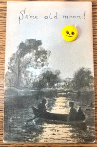 Novedad Postal Botón Cara Hombre en la Luna Mismo Viejo Luna Romance Pareja Canoa - Imagen 1 de 3
