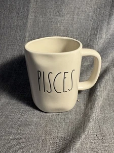 Taza Zodiaco Rae Dunn con Constelación - Colección Artesanal Piscis por Magenta - Imagen 1 de 6