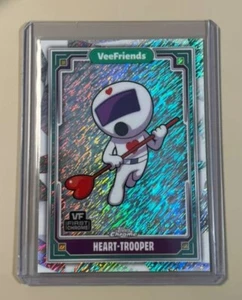 2025 Topps Chrome VeeFriends Heart-Trooper Shimmer rifrattore raro Sp #/250! - Foto 1 di 1