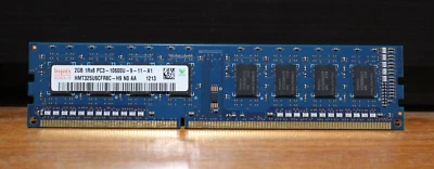 Escritorio HYNIX HMT325U6CFR8C-H9 2 GB 1Rx8 PC3-10600 DDR3-1333 MHz 240 pines DIMM RAM Foto 1 de 2