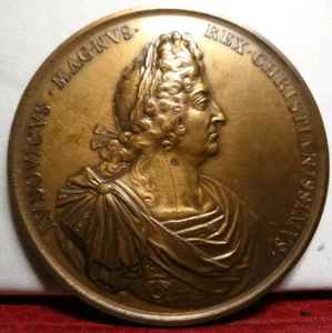 1675 1981 LOUIS XIV HISTORICAL 69mm MEDAL FRANCE INVALIDES WAR VETERANS HOSPITAL - Picture 1 of 2