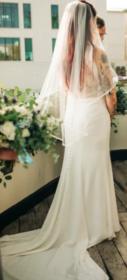 Vestido de novia Essense of Australia funda crepé marfil, talla 12 – elegante, mínimo Foto 1 de 4