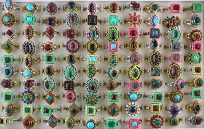 Venta al por mayor de 35 lotes mixtos de joyería de moda surtidos de resina completa anillos geniales para hombre Foto 1 de 4