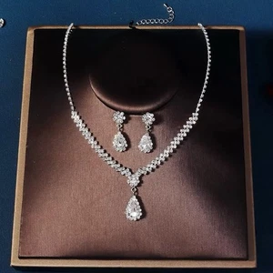 Juego de collar y pendientes nupciales de cristal de Swarovski - Imagen 1 de 2