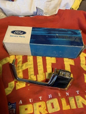 Manija de puerta exterior trasera izquierda Ford Galaxie LTD Squire 1969 nuevo en stock C9AZ-54266405A Foto 1 de 3