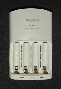 Sanyo Eneloop Rechargeable BATTERY CHARGER. Excellent - Picture 1 of 2