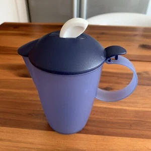 Tupperware Jungewelle Kaffee Milchkanne/ Deckel . Lila 14cm.Lx14cm.hxØ8cm. - Bild 1 von 8