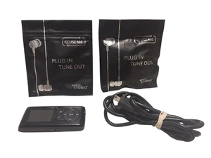 Insignia NS-DA1G MP3 Player Bundle - 1 GB - With New Headphones - No Battery - Picture 1 of 6