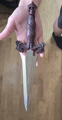 United Cutlery "Talisman" diseñado por Kit Rae. Soporte de madera incluido Foto 1 de 3