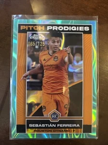2023 Topps Chrome MLS SEBASTIAN FERREIRA PITCH PRODIGIES AQUA LAVA /125 - #57 - Foto 1 di 2