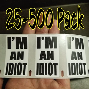 Lotto 25-500 confezioni "I'M AN IDIOT" bulk bavaglio cappello rigido scherzo adesivi decalcomanie etichette - Foto 1 di 2