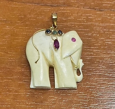 Colgante elefante tallado vintage de oro amarillo de 14k y piedras preciosas Foto 1 de 4