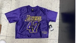 Camisa corta púrpura talla grande lentejuelas NWTS LA Lakers 47 NBA para mujer talla M - Imagen 1 de 5