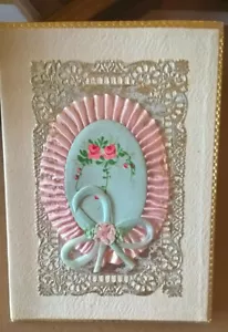 Ancienne Carte Pochette Cartonnée et Soie Souvenir de 1ere Communion - Foto 1 di 5