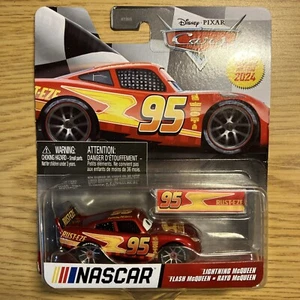Disney Pixar Cars Nascar 2024 Lightning McQueen Pit Stop Barrier Metallic 1:55 - Bild 1 von 3