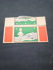 Vintage 30er Weihnachten Faltkarton Süßigkeiten Geschenkbox Nr.29 Iglu 3x4,5" Neu - Bild 1 von 7