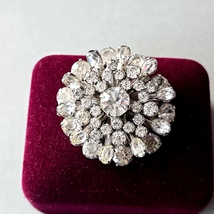 Broche prendedor vintage de estrás de vidrio transparente tono plata - Imagen 1 de 4