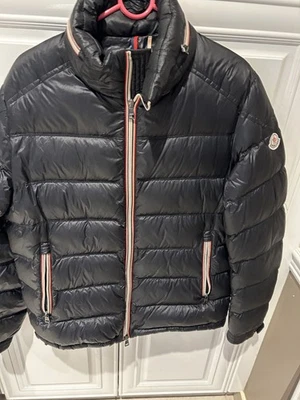 Chaqueta acolchada de plumón negra MONCLER con capucha oculta talla 3 Foto 1 de 4