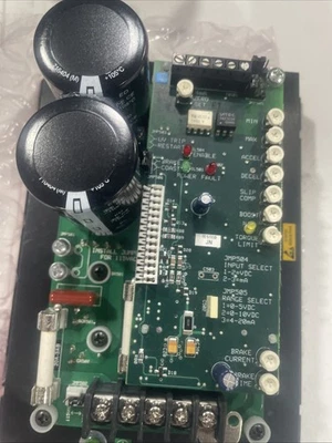 Accionamientos Minarik, control de motor de CA VFD05-D230-PCM 1,5 hp 5A corriente máxima - Imagen 1 de 4