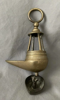 Ancienne lampe à huile en bronze à deux becs - Photo 1/4