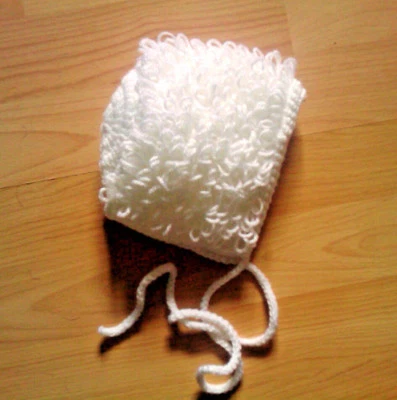 HANDMADE BY CAROLS CROCHET Handgefertigte handgehäkelte Baby Mädchen Schlaufenmütze/Mütze 100 % Acryl verschiedene Farben.