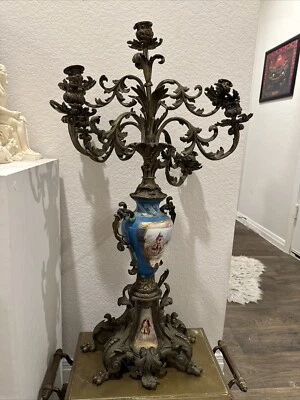 Antiguo candelabro francés de bronce y porcelana Foto 1 de 4