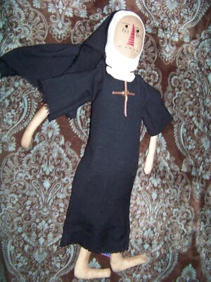 Muñeca primitiva. Monja católica. 25" de alto Foto 1 de 4