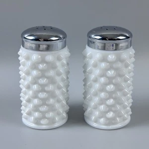 Set shaker sale e pepe vintage Fenton piano cottura vetro latte bianco con coperchi in metallo - Foto 1 di 5