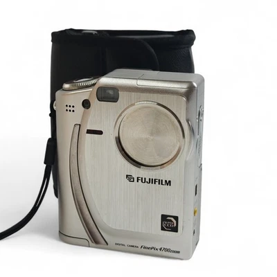 Fujifilm FinePix 4700 Zoom Digital Camera 2.4MP Silver Compact Retro 2001 + Case - Image 1 of 4