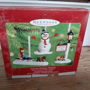 Hallmark Keepsake 2001 Victoriano Recuerdos de Navidad Kincade Adornos QX8292 - Imagen 1 de 12