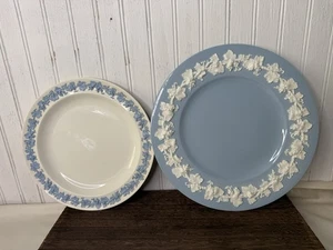 Lot Of 2 Wedgwood QUEENSWARE EMBOSSED CREAM LAVENDER SMOOTH EDGE 10", 9” Plates - Picture 1 of 8