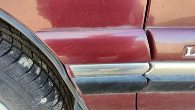 1998 别克 Lesabre 发球杆左模 Fender Trim Strip 51b 波尔多红色 — 第 1/4 张图片