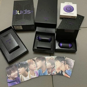 Auriculares inalámbricos Samsung Galaxy Buds edición BTS púrpura con almohadilla de carga BTS - Imagen 1 de 7