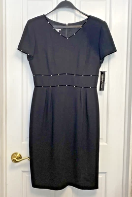 Vestido Donna Morgan preto manga curta 12 botões de strass forrado com zíper traseiro - Imagem 1 de 4