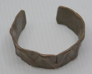 L - VINTAGE HANDGEFERTIGTES MASSIVES KUPFER MANSCHETTENARMBAND mit ABSTRAKTEM DESIGN - Bild 1 von 3
