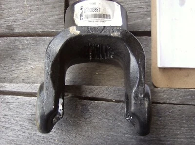 203083851 IMPLEMENT YOKE 279521 SPLINED 20 TEETH 1 3/4" BORE - Image 1 of 3