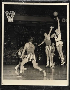 1952 NBA NY Knicks Vandeweghe v NCAA All Stars original Type 1 JACOBELLIS photo - Picture 1 of 2