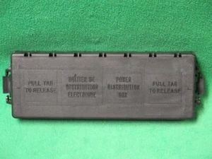 F8DZ-14A003-AB FORD FUSE BOX RELAY PANEL TOP COVER LID F8DZ14A003AB OEM NOS - Foto 1 di 1