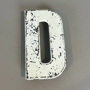 Letrero vintage de metal de 7,5" letra D para carpa pintado blanco con clips angustia - Imagen 1 de 8