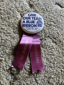 Milwaukee Brewers Pabst Blue Ribbon 2,5" Opening Day 1981 Pinback Button Bänder - Bild 1 von 2