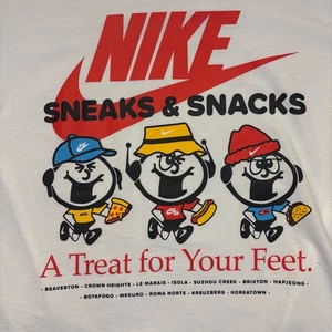 Nike Sneaks & Snacks T-Shirt „A Treat for Your Feet“ Small - Bild 1 von 6