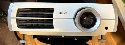 Proyector LCD EPSON Modelo H373A con bombilla extra, cable de alimentación y cable HDMI Foto 1 de 4