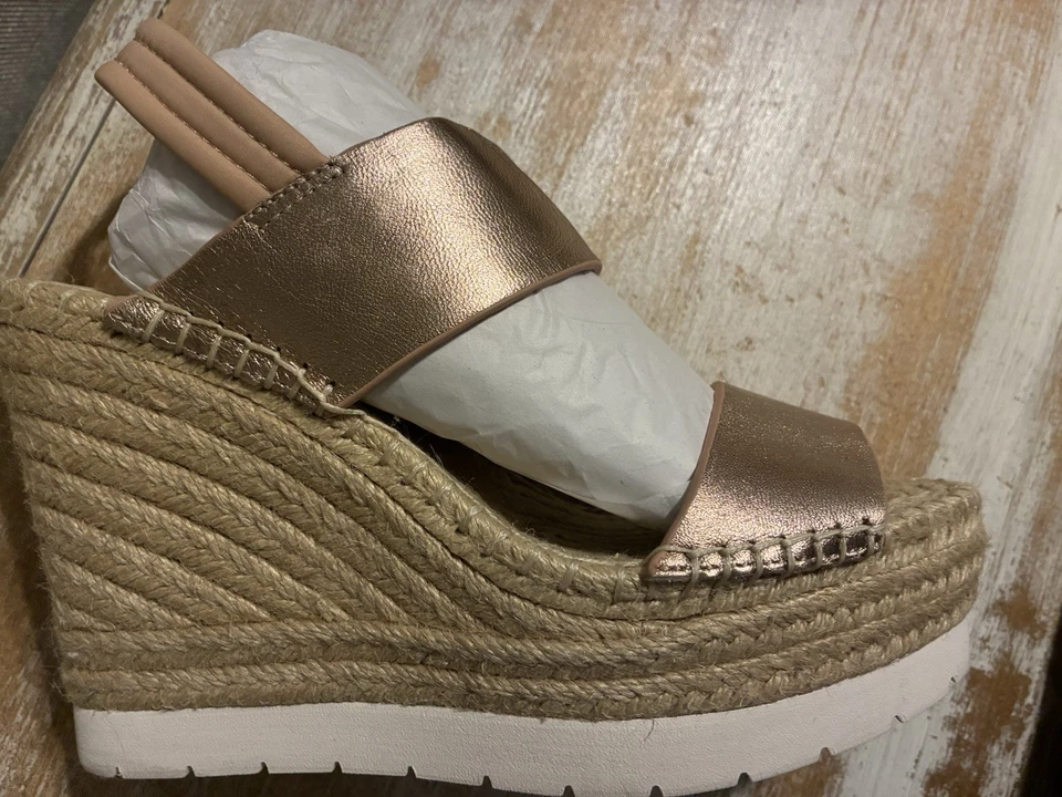 Cuña para mujer Kenneth Cole dorada clara Foto 1 de 1
