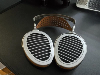 HIFIMAN HE 1000 Stealth com cabo rígido e almofadas de pele de cordeiro ZMF - Imagem 1 de 4