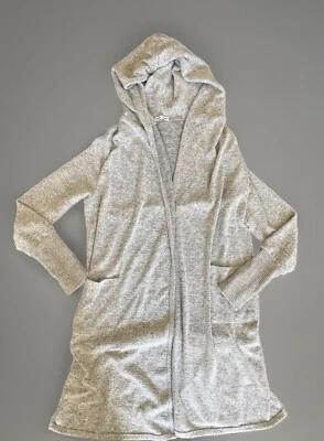 Cárdigan plumero tejido frontal abierto gris claro Sweet Romeo talla pequeña con bolsillos Foto 1 de 2