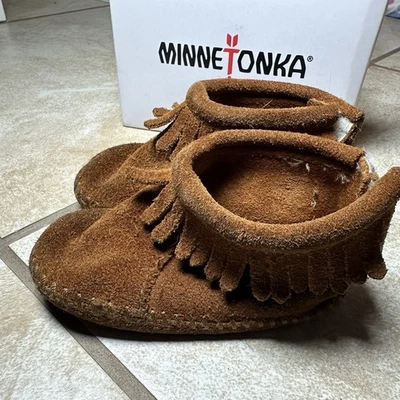 Botines con correa trasera para bebé Minnetonka en marrón talla 5 Foto 1 de 4