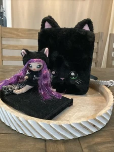 Na Na Na Surprise Tuesday Meow Black Cat Doll With Backpack And Bed - Bild 1 von 4