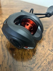 Carrete de baitcasting Abu Garcia Revo 7.2:1 engranaje mango derecho muy buen estado - Imagen 1 de 6