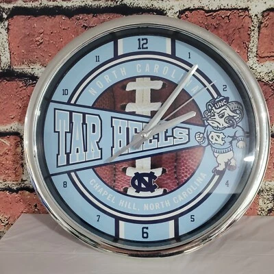Reloj de pared redondo de fútbol americano North Carolina Tar Heels 12" con soporte incorporado FUNCIONA Foto 1 de 4