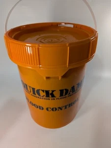 Quick Dam QDGGCO Eimer Combo 10 Hochwasserbeutel & 5 - 5 Fuß Barrieren - Bild 1 von 3